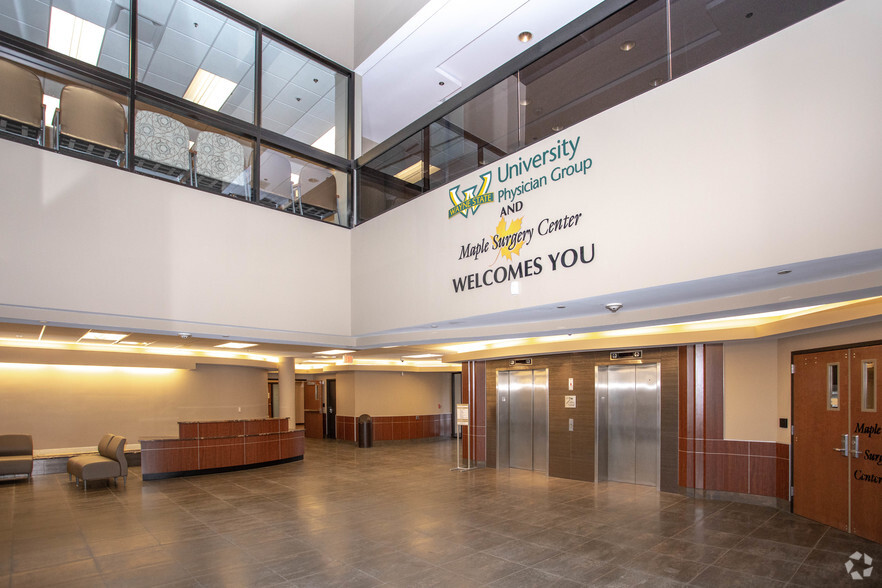 1560 E Maple Rd, Troy, MI for lease - Lobby - Image 3 of 17