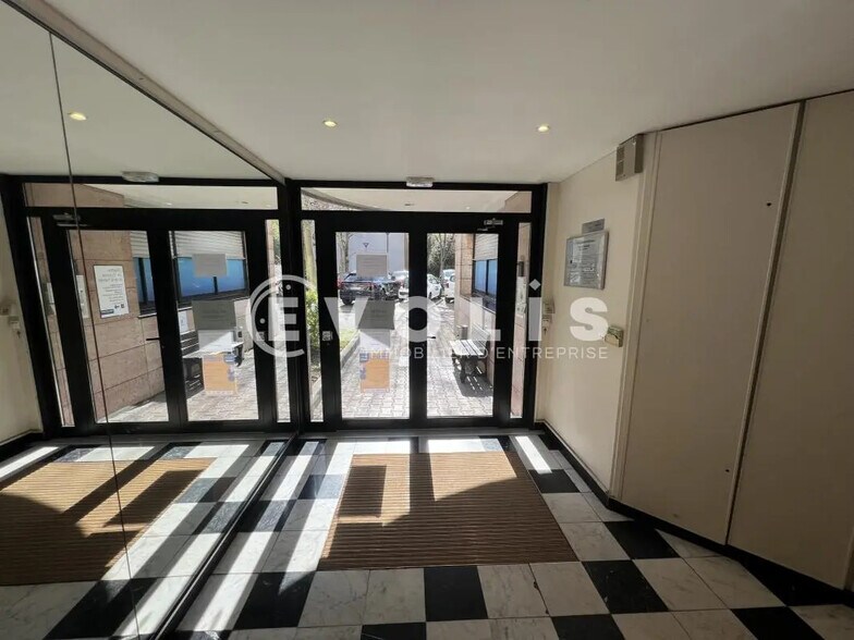 15 Rue De L'Universite, Noisy-le-Grand for lease - Lobby - Image 2 of 31