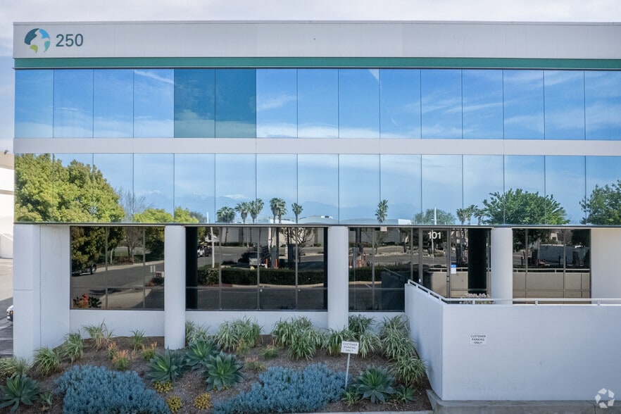 250 Airport Cir, Corona, CA for lease - Building Photo - Image 3 of 7