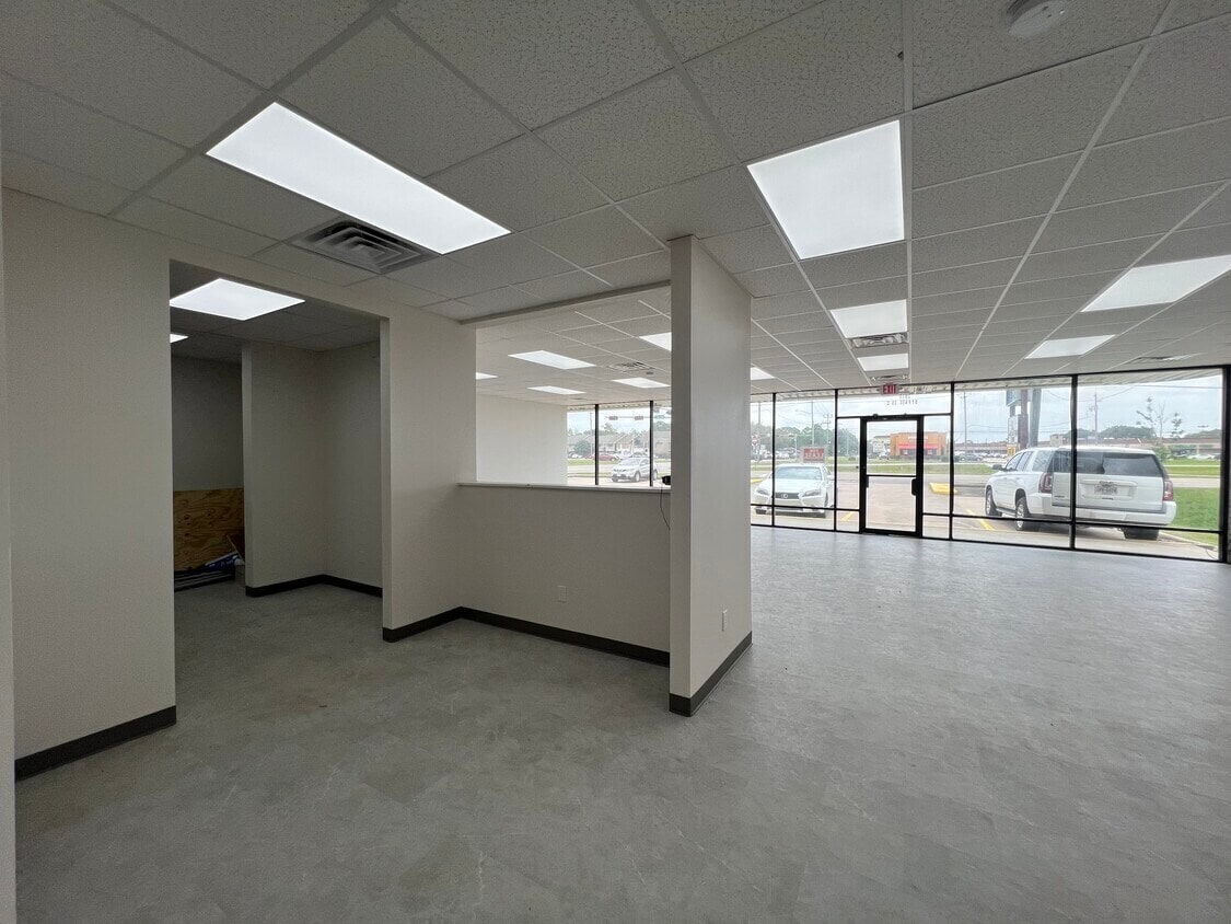 2610 TX-35 Loop, Alvin, TX for lease Interior Photo- Image 1 of 2