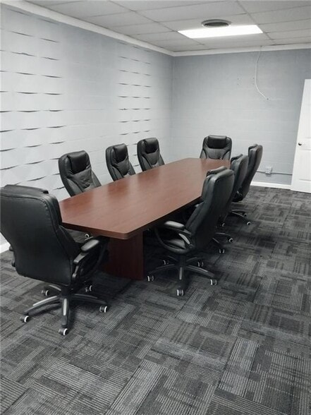 2102 N Oakland Ave, Decatur, IL for sale - Building Photo - Image 2 of 13