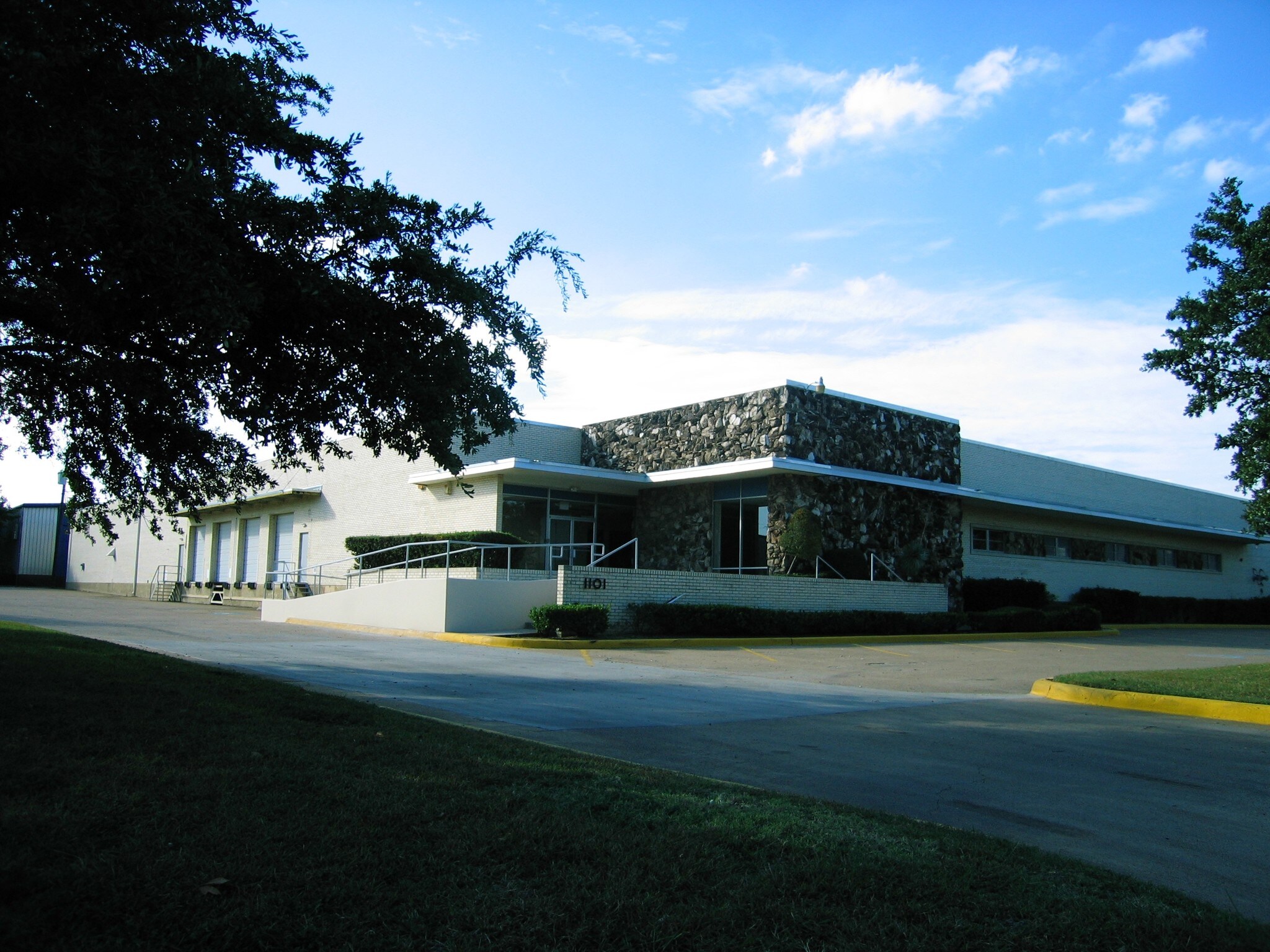 1101 N Great Southwest Pky, Arlington, TX for lease Primary Photo- Image 1 of 9