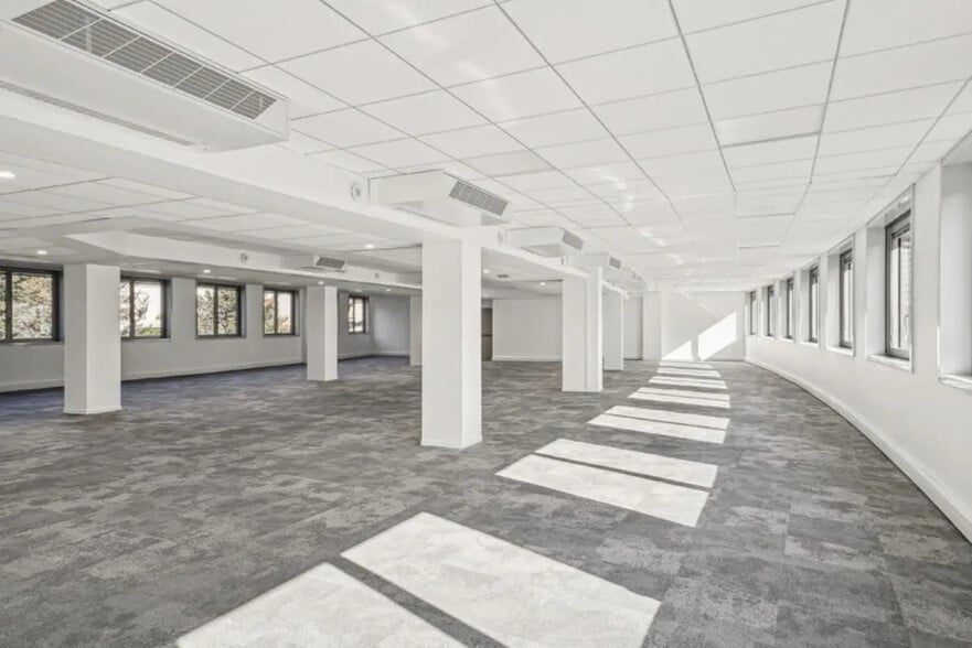 Office in Lyon for lease - Building Photo - Image 1 of 9