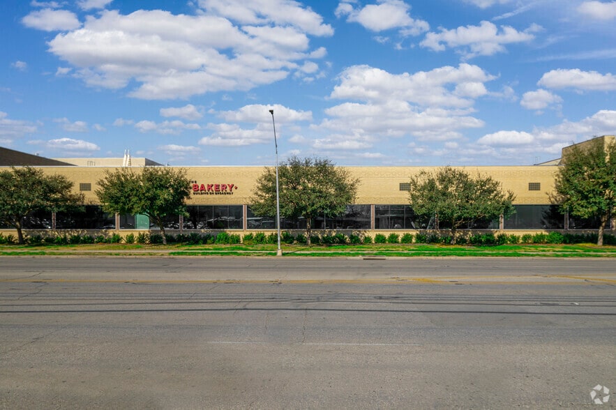 2251 Broadway St, San Antonio, TX for lease - Building Photo - Image 1 of 11