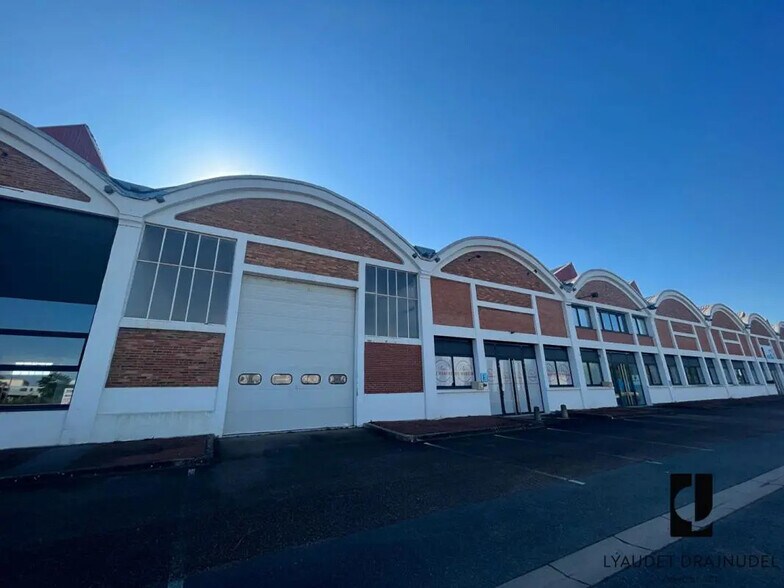 Flex in Roanne for lease - Building Photo - Image 3 of 4