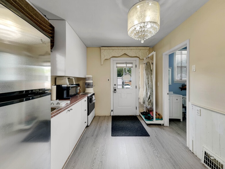 273-275 Brant Av, Brantford, ON for sale - Interior Photo - Image 2 of 12