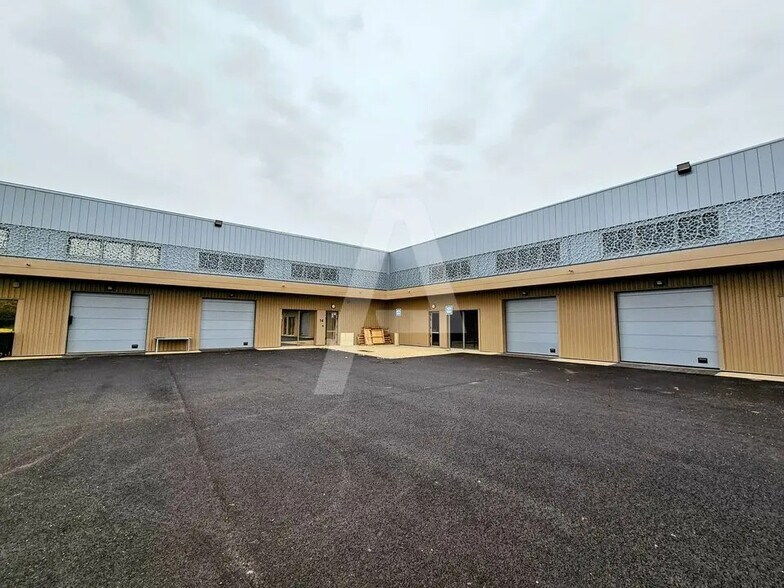 Flex in Marolles-en-Hurepoix for lease - Building Photo - Image 2 of 7