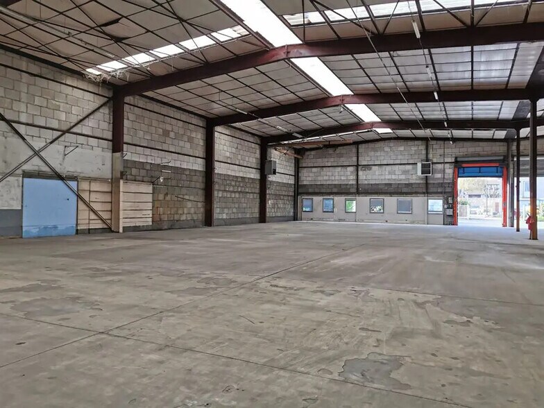 Retail in Plaisir for lease - Building Photo - Image 3 of 5