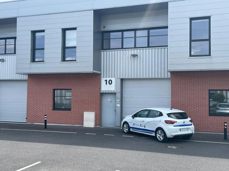 Flex in SAINT-OUEN-L'AUMONE for lease - Building Photo - Image 1 of 1