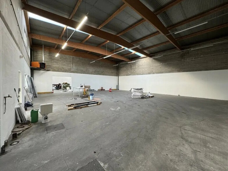 Flex in Émerainville for lease - Interior Photo - Image 1 of 11