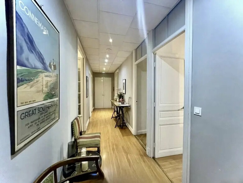 Office in Paris for lease - Interior Photo - Image 2 of 6