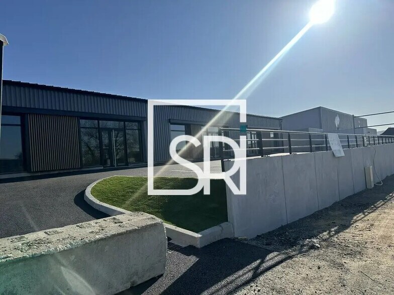 Industrial in Cusset for lease - Building Photo - Image 3 of 19