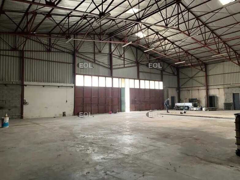 Flex in Vitrolles for lease - Interior Photo - Image 3 of 4