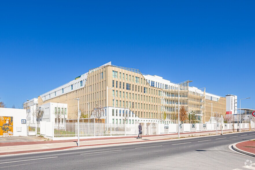 Office in Nanterre for lease - Primary Photo - Image 1 of 6