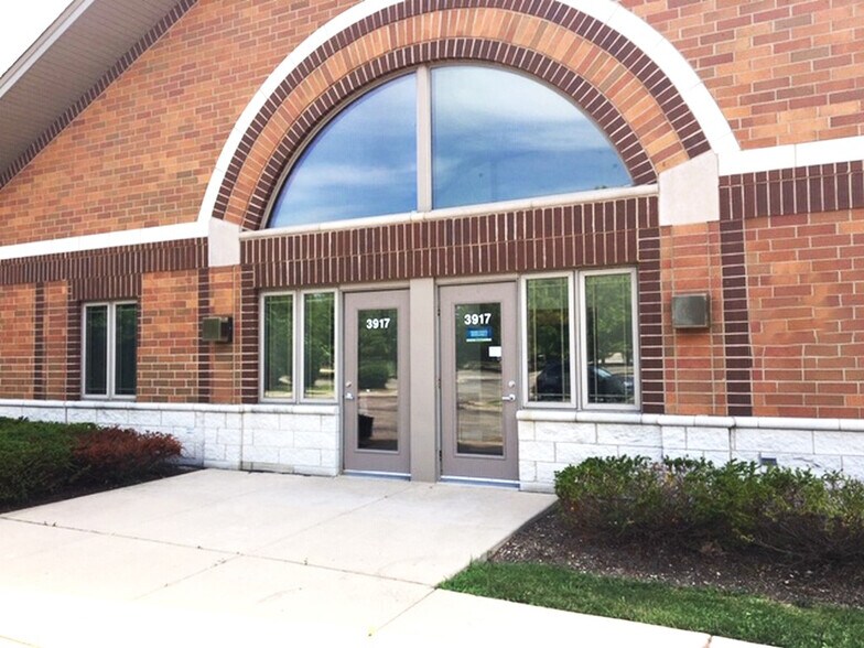3911-3929 Mercy Dr, Mchenry, IL for sale - Building Photo - Image 3 of 9