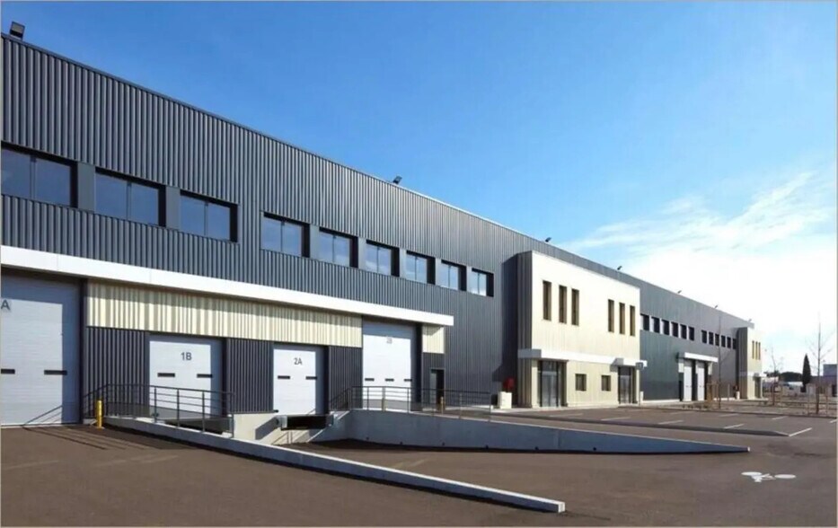 Flex in Saint-Bonnet-de-Mure for lease - Building Photo - Image 3 of 19