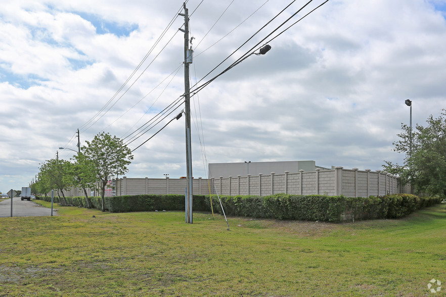 12710 NW South River Dr, Medley, FL for lease - Building Photo - Image 3 of 3