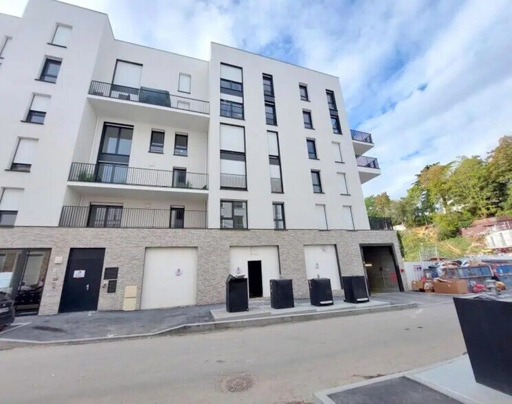 Retail in Poissy for lease - Building Photo - Image 1 of 3