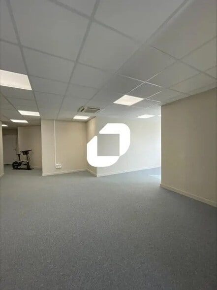 Office in Grenoble for lease - Interior Photo - Image 2 of 8