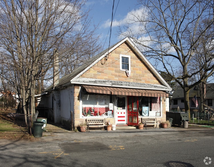 305 4th Ave, Bay Shore, NY for sale - Primary Photo - Image 1 of 2