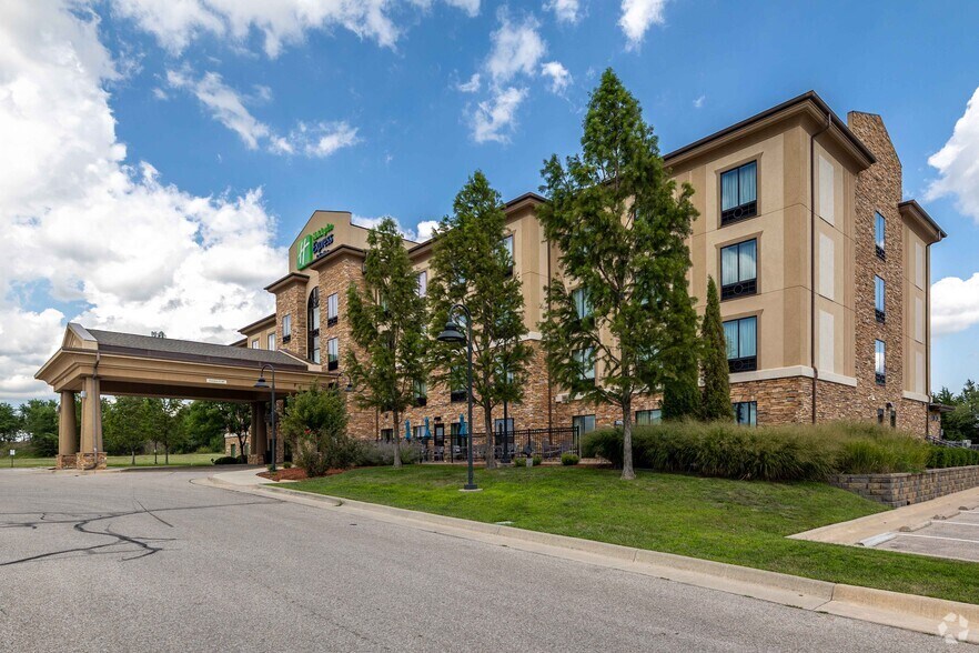 2340 N Greenwich Rd, Wichita, KS for sale - Primary Photo - Image 1 of 1