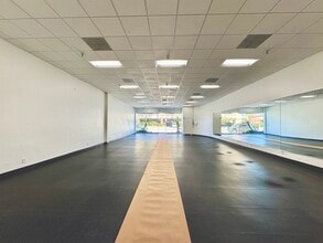 21720-21732 Ventura Blvd, Woodland Hills, CA for lease Building Photo- Image 2 of 5