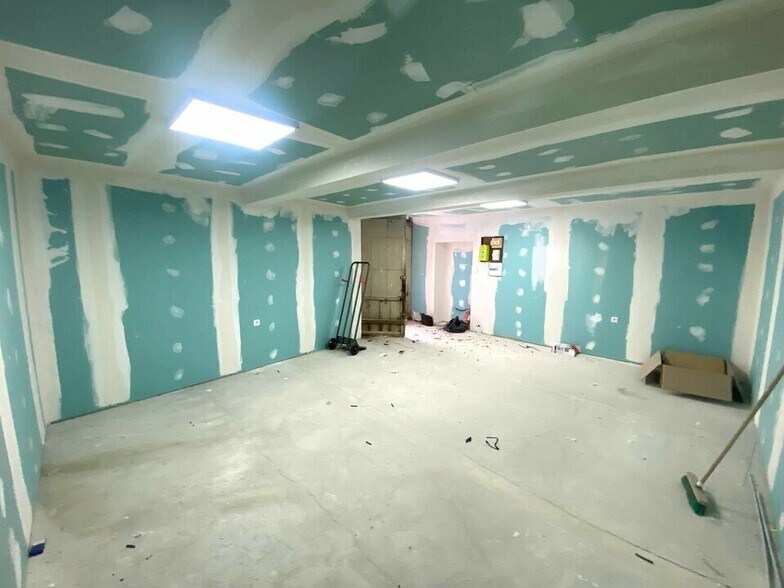 Industrial in Cannes for lease - Interior Photo - Image 2 of 3