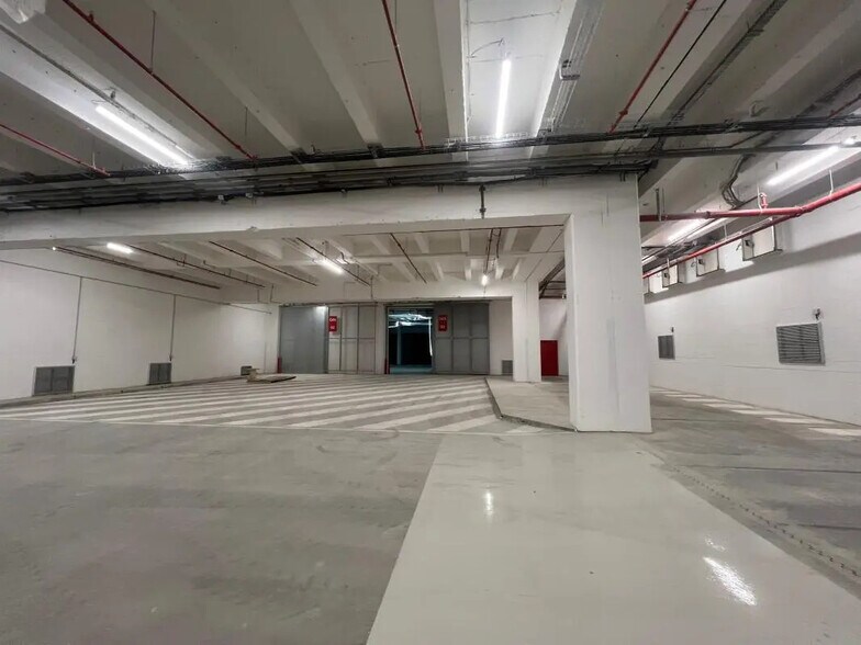 Industrial in Paris for lease - Interior Photo - Image 3 of 9