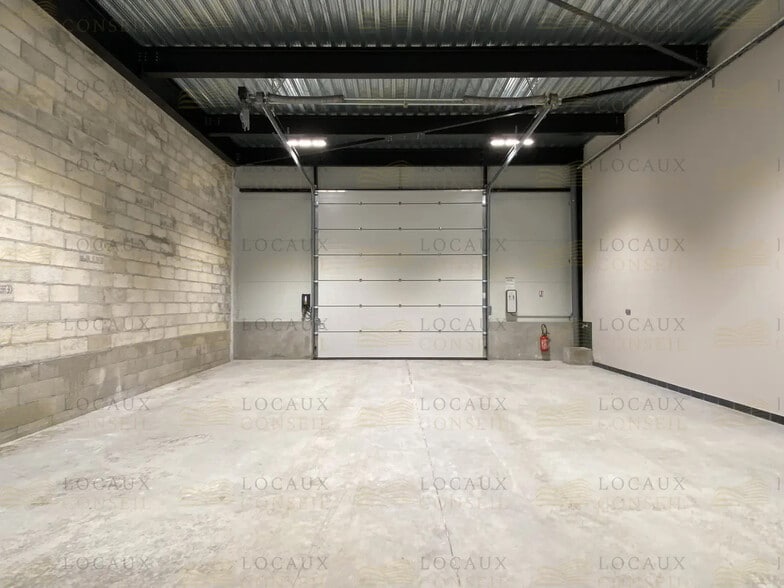 Flex in Les Pavillons-sous-Bois for lease - Interior Photo - Image 2 of 14