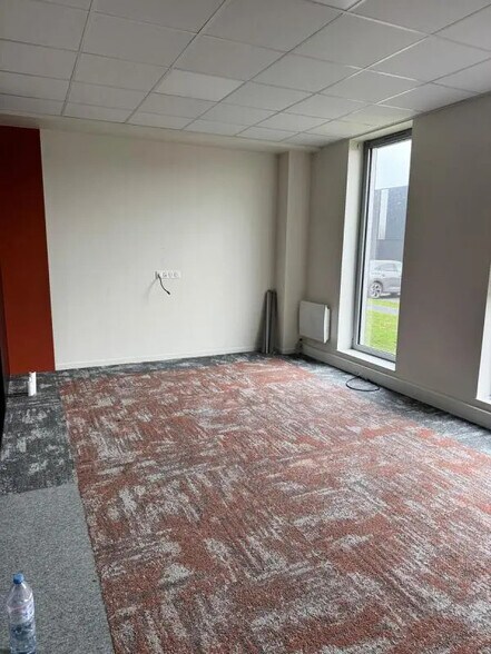 Flex in Avelin for lease - Interior Photo - Image 3 of 8