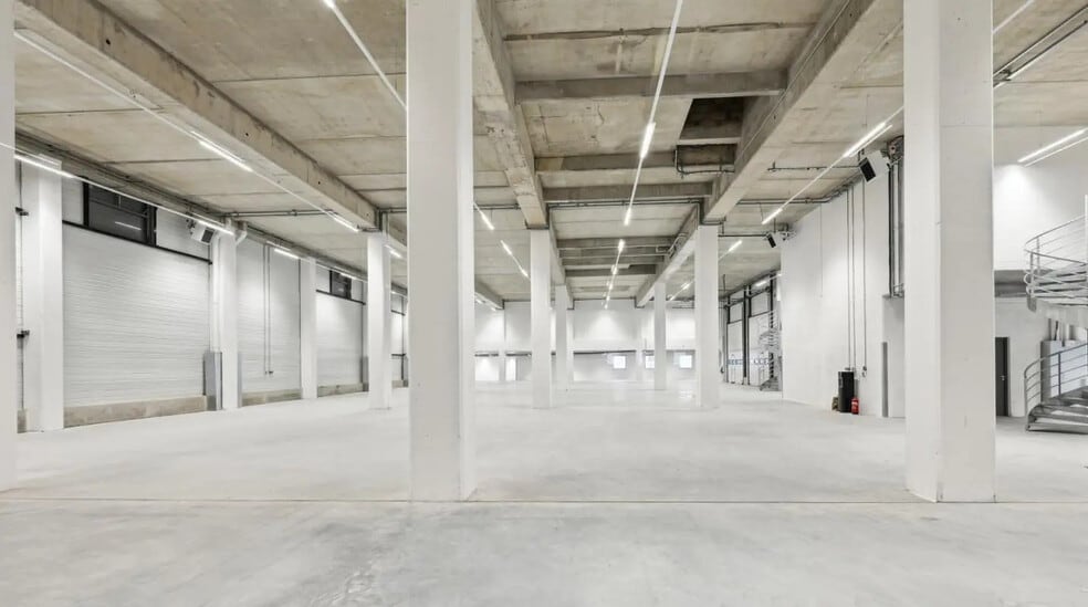 Office in Nanterre for lease - Building Photo - Image 3 of 10