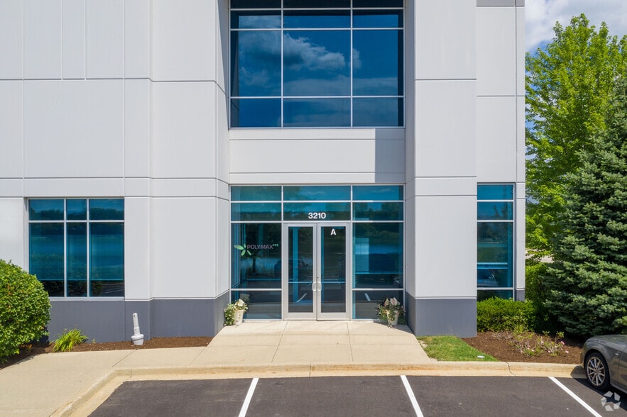 3210 Oak Grove Ave, Waukegan, IL for lease - Building Photo - Image 3 of 8