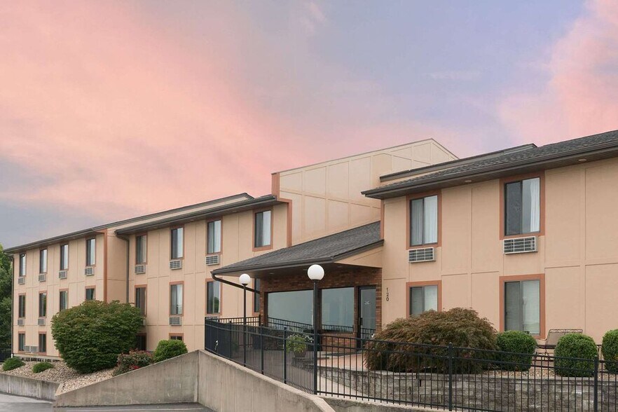 120 Huckleberry Heights Dr, Hannibal, MO 63401