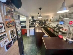 Retail in Barcelona, Barcelona for lease Interior Photo- Image 2 of 12