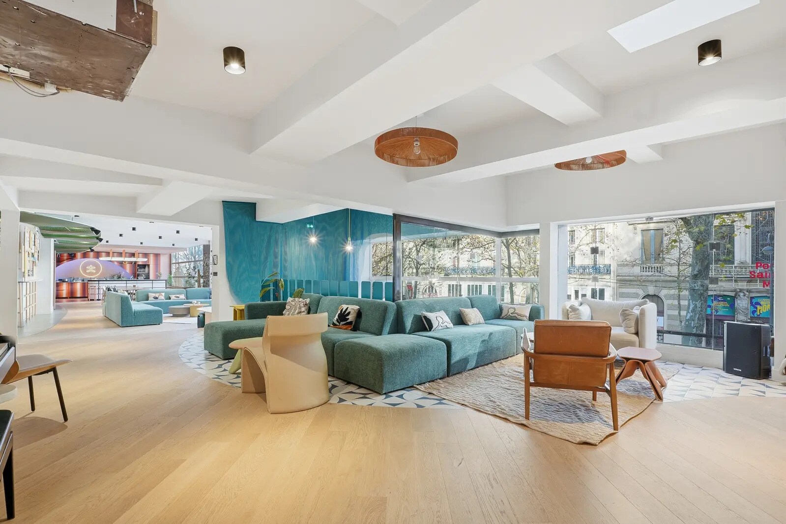 Office in Paris for lease Interior Photo- Image 1 of 14