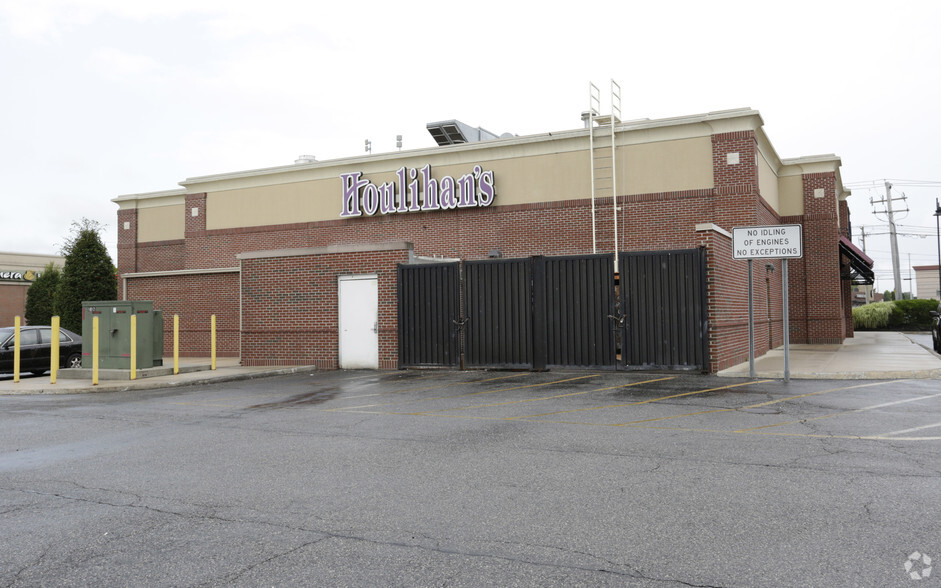 923 Broadhollow Rd, Farmingdale, NY for lease - Building Photo - Image 3 of 4