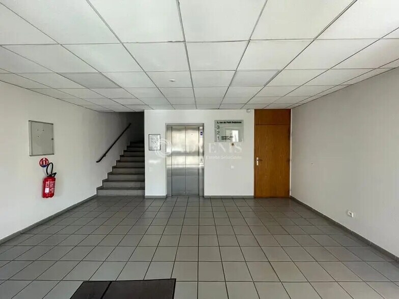 Office in Jouy-en-Josas for lease - Lobby - Image 3 of 9