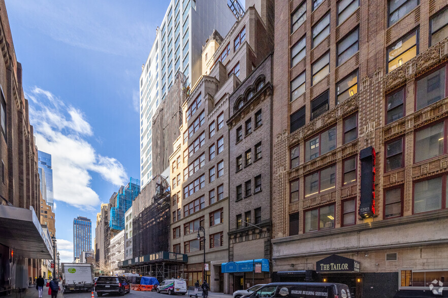 315 W 35th St, New York, NY for lease - Building Photo - Image 1 of 12