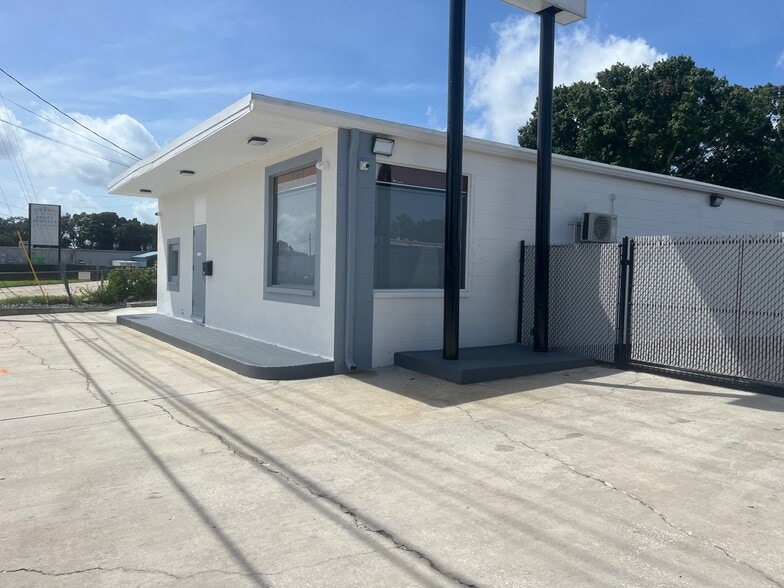 411 Clearlake Rd, Cocoa, FL for lease - Building Photo - Image 3 of 17