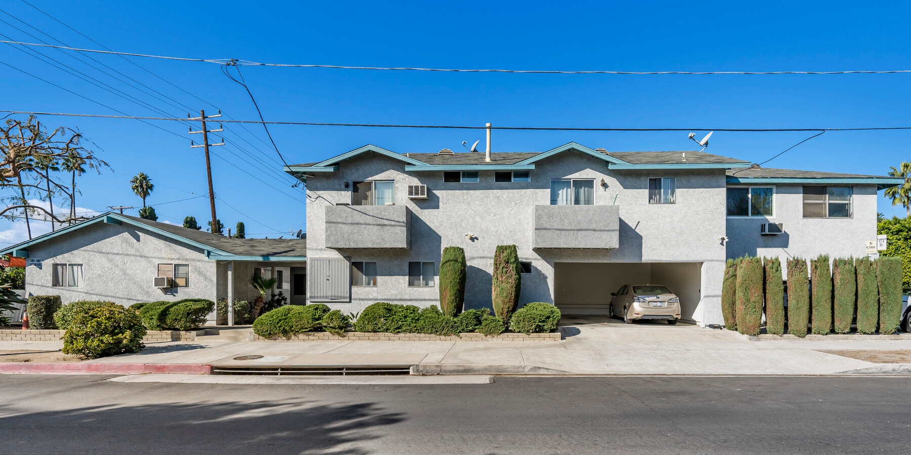 13901 Burbank Blvd, Van Nuys, CA 91401