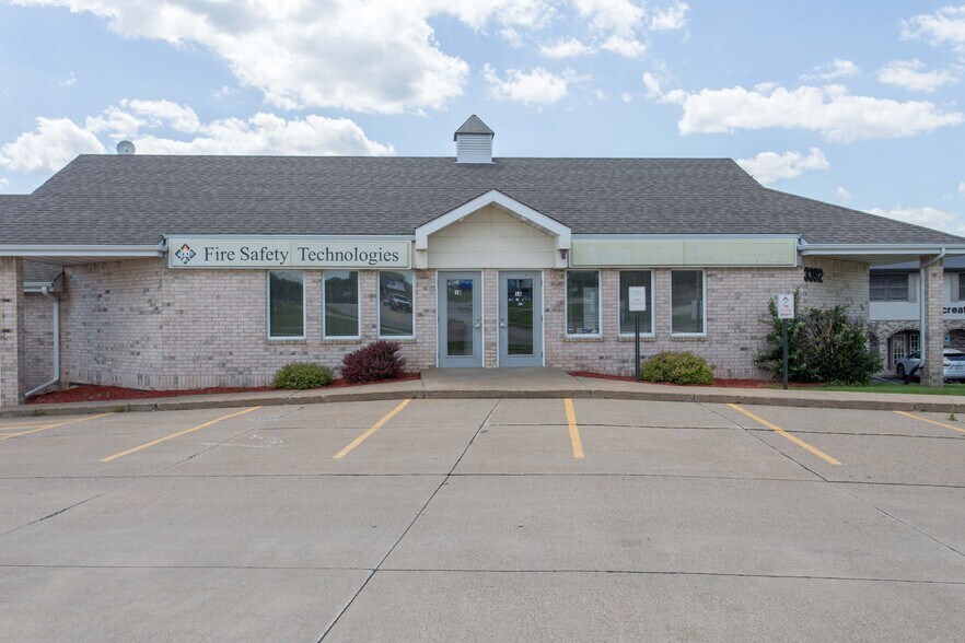 3392 Hillcrest Rd, Dubuque, IA for sale - Building Photo - Image 1 of 1