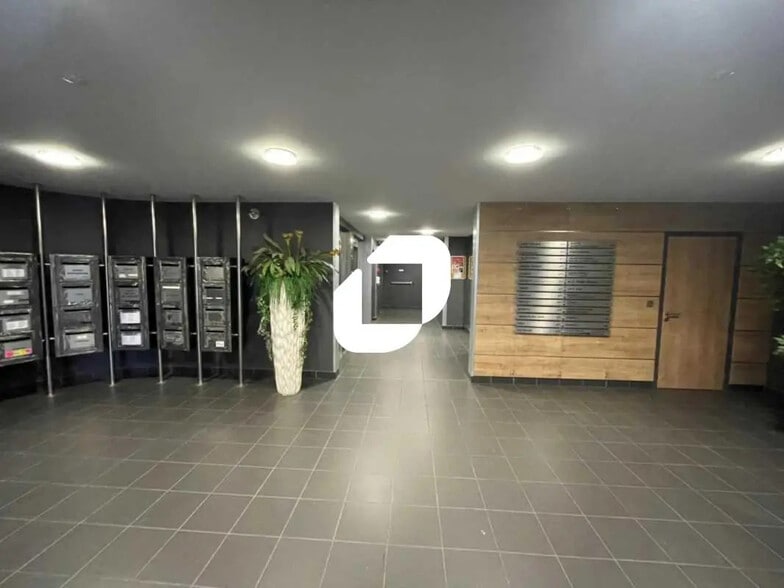 Office in Grenoble for lease - Lobby - Image 3 of 11