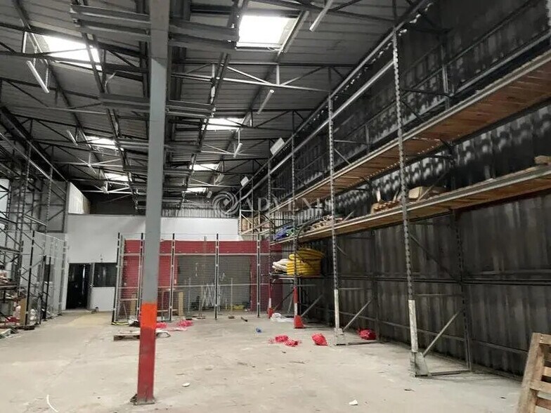 Flex in Coignières for lease - Interior Photo - Image 3 of 4