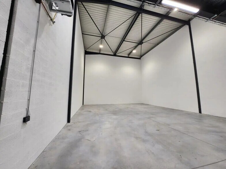 Industrial in Pontoise for lease - Interior Photo - Image 3 of 9
