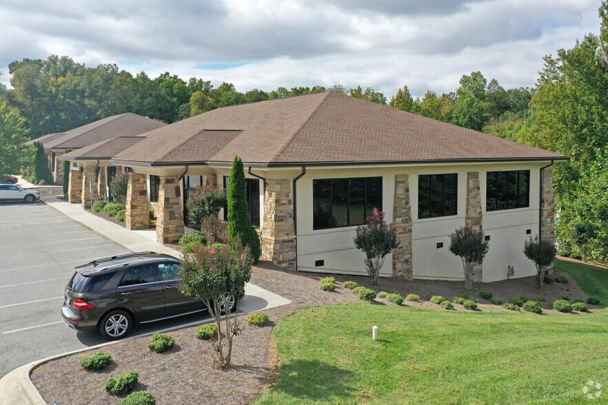 2021 Eastchester Dr, High Point, NC for lease - Building Photo - Image 3 of 7