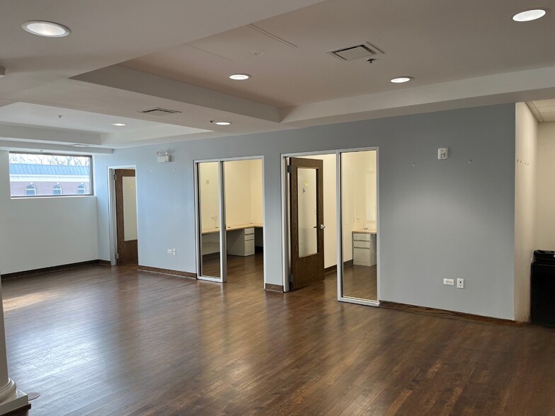 35 E 1st St, Hinsdale, IL for lease - Interior Photo - Image 3 of 7