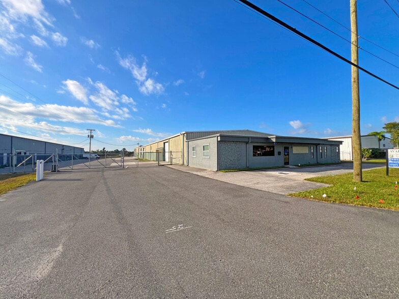 355 E Douglas Rd, Oldsmar, FL for lease - Building Photo - Image 2 of 15