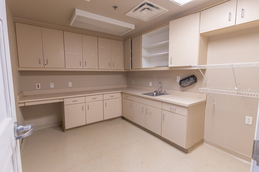 2815 E Jackson St, Hugo, OK for sale - Interior Photo - Image 2 of 18