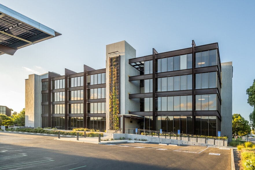 2082 Michelson Dr, Irvine, CA for lease - Building Photo - Image 3 of 4