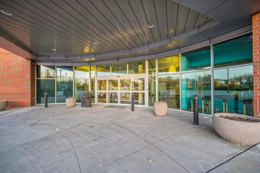 701 White Pond Dr, Akron, OH for lease - Building Photo - Image 2 of 9